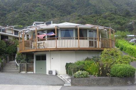Photo of property in 6/7 Waikawa Road, Picton, 7220