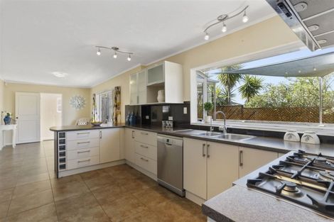 Photo of property in 2/16 Fernbird Place, Massey, Auckland, 0614