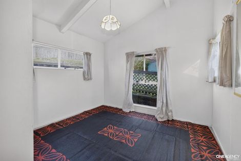 Photo of property in 129 Gloaming Hill, Titahi Bay, Porirua, 5022