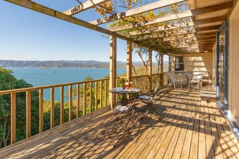 Photo of property in 34 Fortification Road, Karaka Bays, Wellington, 6022