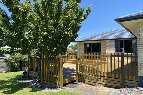 Photo of property in 96 Rototuna Road, Rototuna, Hamilton, 3210