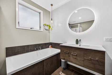 Photo of property in 8 Camphora Place, Ranui, Auckland, 0612