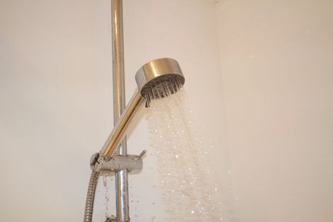 Photo of property in 2/26 Unsworth Drive, Unsworth Heights, Auckland, 0632