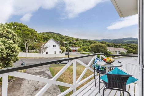 Photo of property in 4 Greyfriars Crescent, Tawa, Wellington, 5028