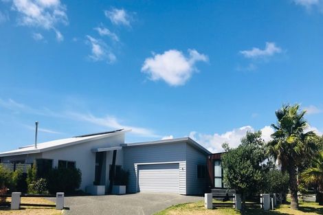 Photo of property in 2 Coral Drive, Papamoa Beach, Papamoa, 3118