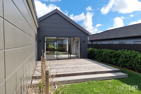 Photo of property in 35 Lumbarda Drive, Kumeu, 0810