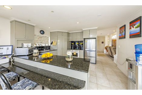 Photo of property in 11 Glenveagh Park Drive, Weymouth, Auckland, 2103