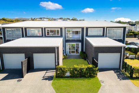 Photo of property in 72 Karepiro Drive, Stanmore Bay, Whangaparaoa, 0932
