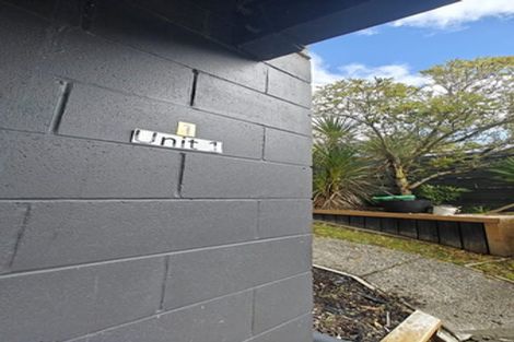 Photo of property in 1/4 Mahuta Grove, Northcote, Auckland, 0627