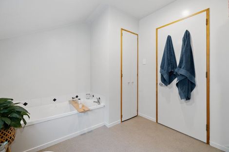 Photo of property in 32 Avalon Crescent, Fernhill, Queenstown, 9300