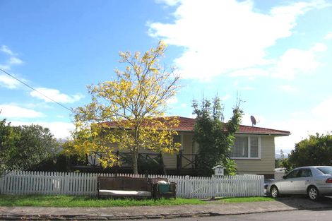 Photo of property in 2/10 Gaede Terrace, Sunnyvale, Auckland, 0612