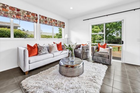 Photo of property in 72 Marine Parade, Mellons Bay, Auckland, 2014