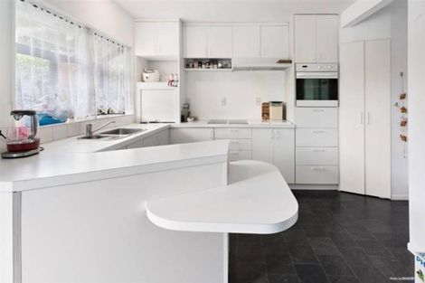 Photo of property in 1/33a Pickwick Parade, Mellons Bay, Auckland, 2014