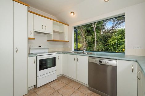 Photo of property in 11 Canary Place, Unsworth Heights, Auckland, 0632