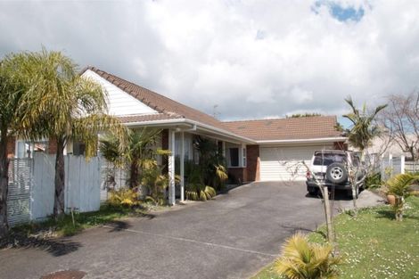 Photo of property in 16 Mirabell Place, Golflands, Auckland, 2013