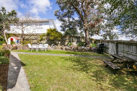 Photo of property in 10 Rena Place, West Harbour, Auckland, 0618