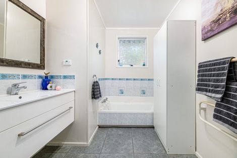 Photo of property in 51 Onedin Place, Titirangi, Auckland, 0604