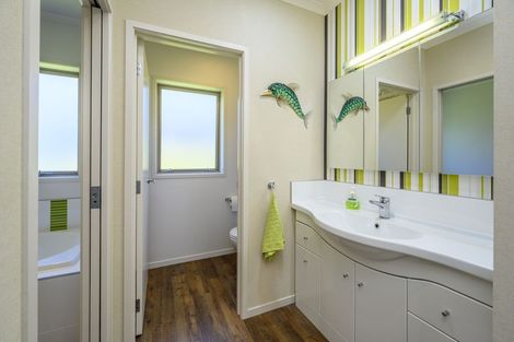 Photo of property in 5b Tupuhi Place, Highlands Park, New Plymouth, 4312