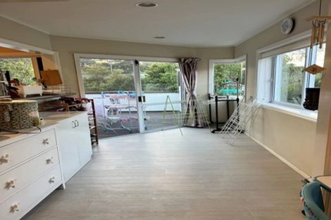 Photo of property in 30 Taupiko Place, Green Bay, Auckland, 0604