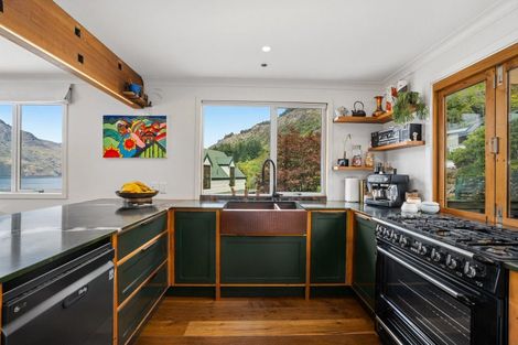 Photo of property in 2 Evergreen Place, Sunshine Bay, Queenstown, 9300