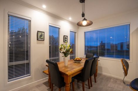 Photo of property in 100 Ruapehu Drive, Fitzherbert, Palmerston North, 4410