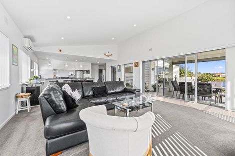 Photo of property in 9 Kamahi Place, One Tree Point, 0118