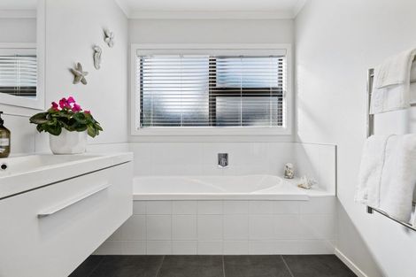 Photo of property in 25 Chestnut Close, Kelvin Grove, Palmerston North, 4414