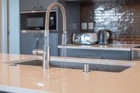 Photo of property in 2 Madden Avenue, Kumeu, 0810