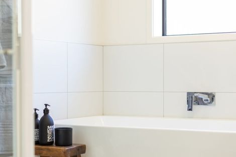 Photo of property in 8 Oakmont Crescent, Waiwhakaiho, New Plymouth, 4312