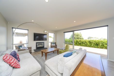 Photo of property in 140 Ruapehu Drive, Fitzherbert, Palmerston North, 4410