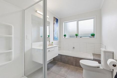 Photo of property in 18 Raynor Crescent, Pyes Pa, Tauranga, 3112