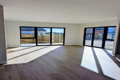 Photo of property in 18 Waimarie Drive, Karaka, 2578