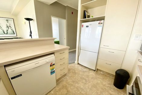 Photo of property in 17 Kent Terrace - Kent Apartments, 5f/16 Kent Terrace, Mount Victoria, Wellington, 6011