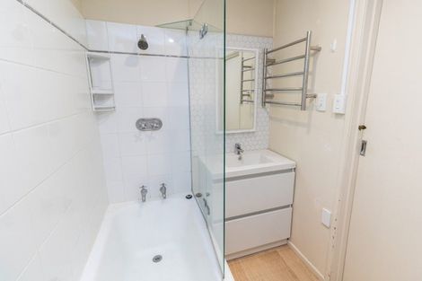 Photo of property in Victoria Court, 7/4 Queen Street, Mount Victoria, Wellington, 6011