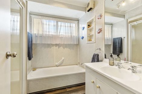 Photo of property in 15 Woolwich Close, Whitby, Porirua, 5024