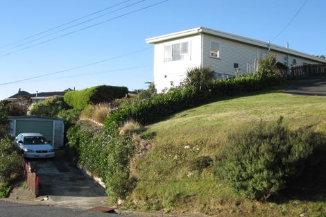 Photo of property in 17 Miles Crescent, Newlands, Wellington, 6037
