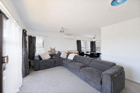 Photo of property in 4/92 Awaroa Road, Sunnyvale, Auckland, 0612