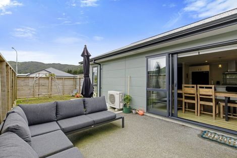 Photo of property in 6 Te Ara O Roimata, Wainuiomata, Lower Hutt, 5014