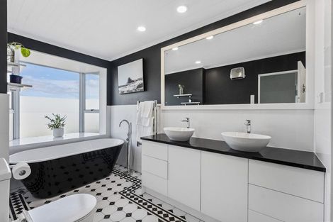 Photo of property in 8 Ara Kuaka, Waikanae Beach, Waikanae, 5036