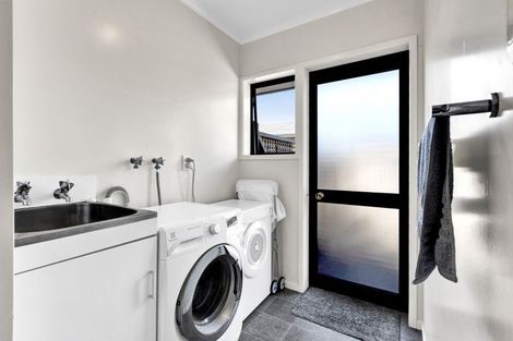 Photo of property in 4 Boulevard Drive, Merrilands, New Plymouth, 4312