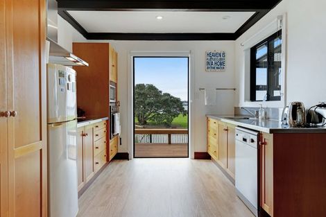 Photo of property in 81 Kiwi Esplanade, Mangere Bridge, Auckland, 2022