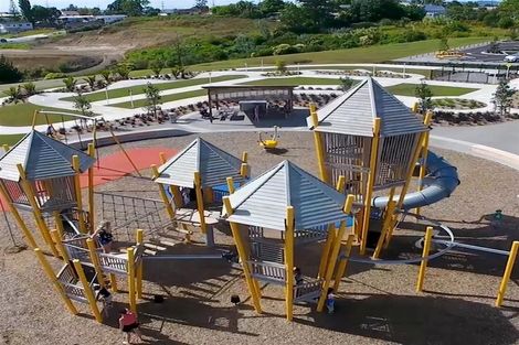 Photo of property in 23 Merv Clarke Lane, Massey, Auckland, 0614