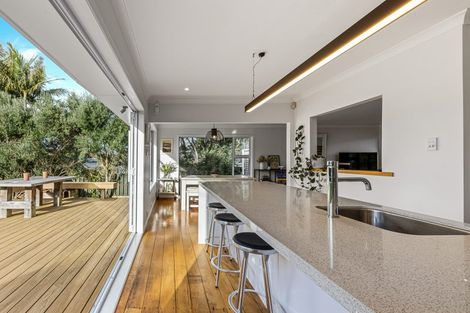 Photo of property in 4 Divich Avenue, Te Atatu South, Auckland, 0610