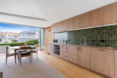 Photo of property in Seaview Apartments, 3/64 Milford Road, Milford, Auckland, 0620