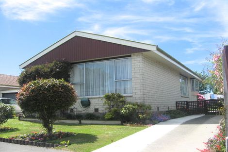 Photo of property in 2/98a Lake Terrace Road, Burwood, Christchurch, 8061