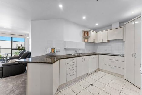 Photo of property in 4e/175 Hurstmere Road, Takapuna, Auckland, 0622