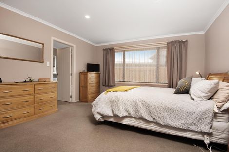 Photo of property in 20 Chestnut Close, Kelvin Grove, Palmerston North, 4414
