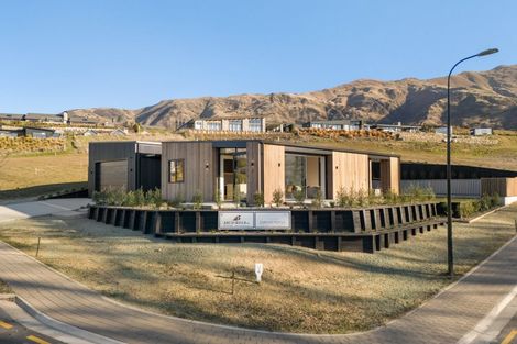 Photo of property in 1 Serpentine Street, Wanaka, 9305