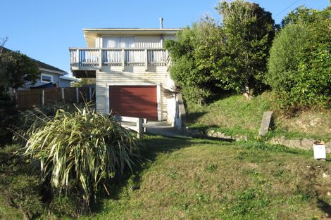 Photo of property in 15 Miles Crescent, Newlands, Wellington, 6037