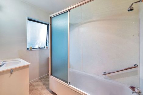 Photo of property in 2/2 Oreil Avenue, West Harbour, Auckland, 0618